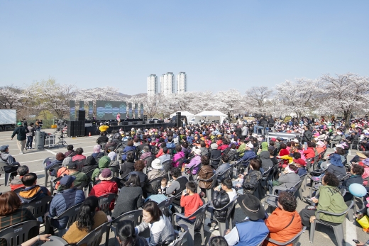 아름다운 벚꽃과 함께 꾸며진 2019 의왕시 벚꽃축제가 2만여명의 시민들이 참여한 가운데 성황리에 마무리됐다. / 사진제공=의왕시