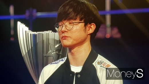 눈물을 참고 있는 '페이커' 이상혁. /사진=채성오 기자