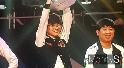 우승컵을 들어 올리며 승리를 자축하는 '페이커' 이상혁. /사진=채성오 기자