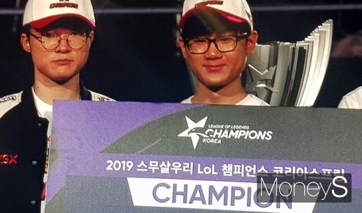'페이커' 이상혁(왼쪽)이 LCK 스프링 우승팀 시상식을 진행하고 있다. /사진=채성오 기자