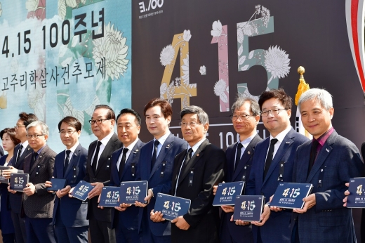 ▲ 염태영 수원시장(오른쪽두 번째)이 화성4.15100주년 제암·고주리학살사건추모제’에서관계자들과 함께 기념 촬영을 하고 있다. / 사진제공=수원시