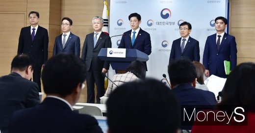 [머니S포토] 정부, 