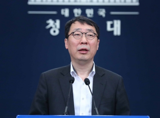 윤영찬 전 청와대 국민소통수석. 더불어민주당 입당. 내년 총선 출마. 경기 성남중원. 윤영찬 전 청와대 국민소통수석이 더불어민주당 입당을 선언하며 내년에 치러지는 제21대 총선에서 경기 성남중원 출마를 공식화했다. /사진=뉴시스