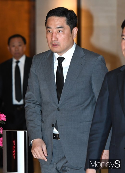 [머니S포토]고 조양호 회장 빈소 들어서는 강용석