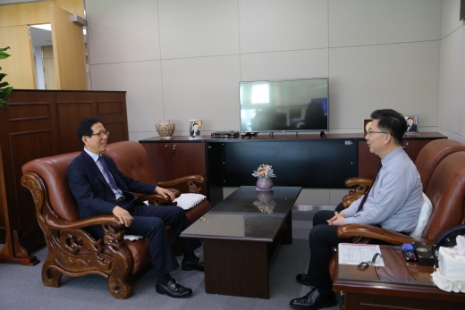 농림축산식품부 김현수 차관과 대화하는 송귀근 고흥군수(사진 왼쪽)/사진제공= 고흥군 