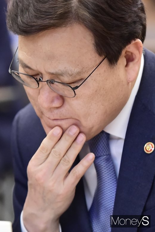 [머니S포토] 자료검토에 집중하는 최종구 금융위원장