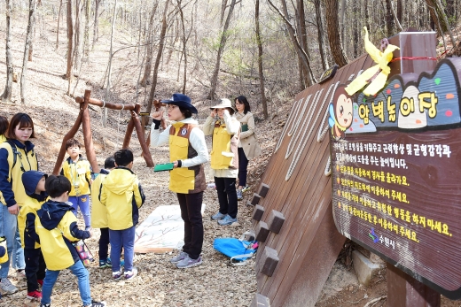 15일 개장한 반딧불이 유아숲 체험원에서 어린이들이 숲 체험을 하고 있다. / 사진제공=수원시