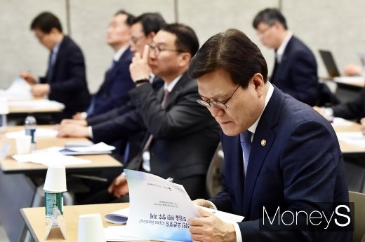 [머니S포토] 오픈뱅킹 자료 살피는 최종구 금융위원장