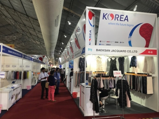 경기도와 경기도경제과학진흥원은 지난 10일부터 13일까지 베트남 호치민 전시컨벤션센터(SECC)에서 열린 ‘2019 베트남 호치민 사이공텍스’에 경기도관을 운영해 도내 섬유기업 6개사의 세계시장 진출을 지원했다. /사진제공=경기도북부청