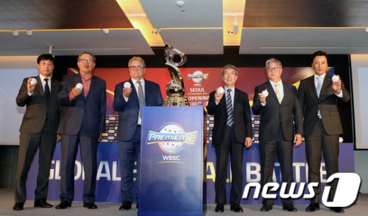 15일 오후 서울 중구 웨스틴조선 호텔에서 열린 2019 WBSC 프리미어12 서울 예선라운드 기자회견에서 참석자들이 우승트로피, 공인구와 함께 기념촬영을 하고 있다. /사진=뉴스1