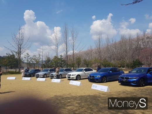 BMW 3시리즈 세대별로 전시된 모습. /사진=이지완 기자
