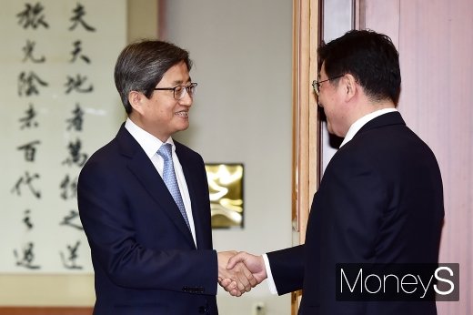 [머니S포토] 변호사협회장과 인사 나누는 김명수 대법원장