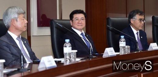 [머니S포토] 대법-변협 사법 현안 논의 간담회 참석한 이찬희 회장