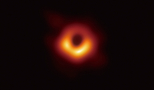 EHT가 공개한 5500만광년 떨어진 거대 은하 M87 중심 블랙홀 관측 모습. 검은 부분은 블랙홀(사건의 지평선)과 블랙홀을 포함하는 그림자이고 고리의 빛나는 부분은 블랙홀의 중력에 의해 휘어진 빛이다. /사진제공=EHT