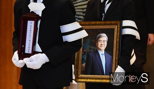[머니S포토] 영결식장 향하는 위패와 영정