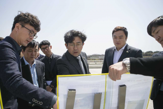 화성시의회 기획행정위원회(위원장 김도근)는 15일 송산면을 방문하여 제182회 임시회 대비 공유재산관리계획 심의대상지 현장점검을 실시했다. / 사진제공=화성시의회