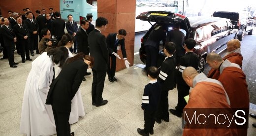 [머니S포토] 고 조양호 회장, 마지막 길 배웅하는 유족