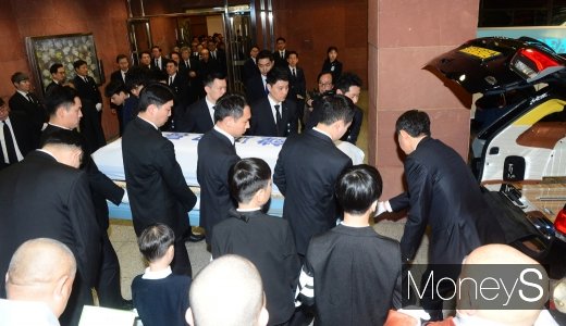 [머니S포토] 조양호 회장 발인, 운구되는 고인