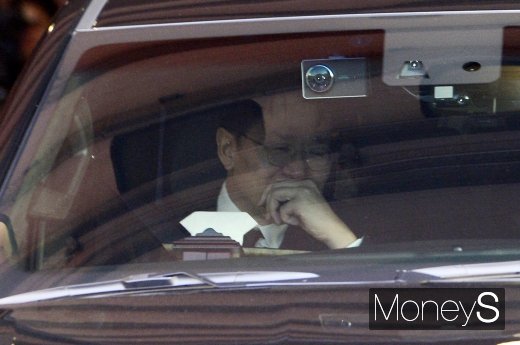 [머니S포토] 조양호 회장 발인, 꾹 참았던 눈물 터진 조원태 사장