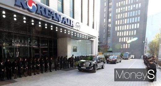 [머니S포토] 직원들 도열 속 대한항공 사옥 들린 고인 모신 운구차