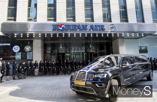 [머니S포토] 직원들 배웅 속 장지향하는 고 조양호 회장