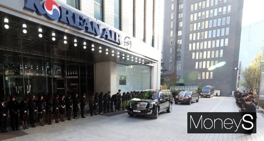 대한항공 서소문 사옥에 들어선 운구차. 직원들은 사옥 앞에 도열해 고인이 된 조양호 한진그룹 회장의 안식을 기원했다. /사진=임한별 기자