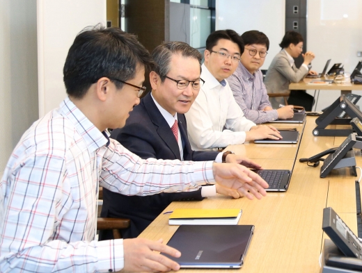 신한생명은 직원들의 다양한 아이디어를 바탕으로 혁신적인 조직문화를 구축하고 업무 전반에 인슈테크를 적용하고자 CEO 직속 조직인 ‘이노베이션 센터를 신설했다고 16일 밝혔다. 성대규 신한생명 사장이 이노베이션 센터에서 직원들과 자유롭게 토론을 하고 있다./사진=신한생명 제공