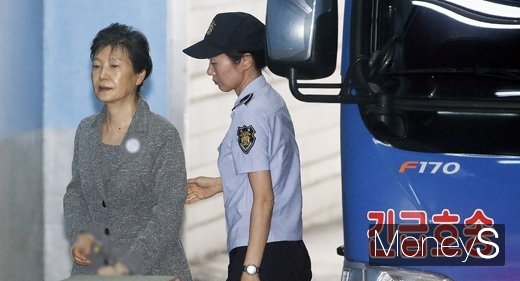박근혜. 기결수. 박근혜 구속기간 만료. 박근혜 전 대통령(67)의 구속 기간이 만료되지만 이미 형을 확정 받은 사건이 있어 석방되지 않은 채 신분이 ‘기결수’로 전환된다. /사진=사진공동취재단