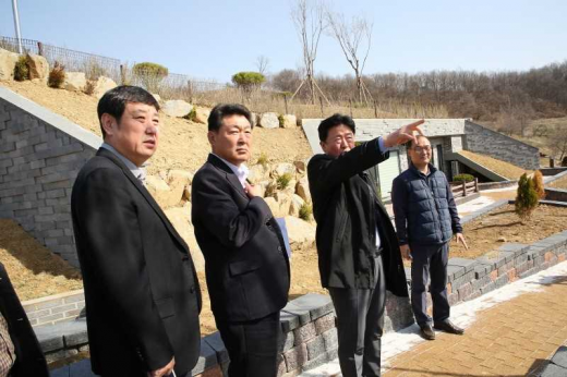 김광철 연천군수는 지난 15일 군남면 옥계리에 위치한 미라클타운 일원에서 간부공무원 30여 명이 참석한 가운데 4월중 찾아가는 현장 간부회의를 열었다. / 사진제공=연천군
