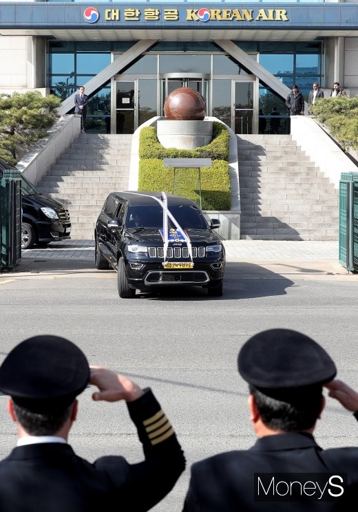 [머니S포토] 직원들 배웅속에 장지로 향하는 조양호 회장