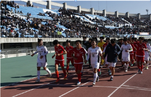 지난해  10월 열린 제5회 아리스포츠컵유소년축구대회에앞서 한국과 북한 여자축구팀 선수들이 친선경기 후 손을 맞잡고 트랙을 돌고 있다. / 사진제공=고양시