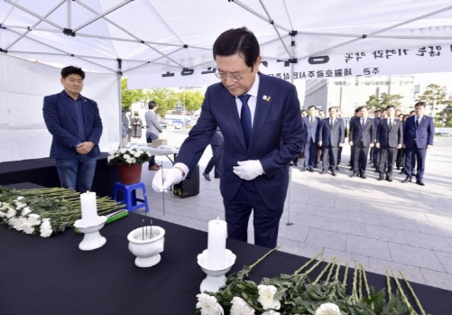 이용섭 광주광역시장이 16일 오전 동구 5·18 민주광장에 마련된 '세월호 참사 5주기 기억하고 행동하는 광주시민 분향소'를 방문해 시 간부공무원과 함께 헌화·분향을 하며 세월호 희생자들을 추모하고 있다./사진제공=광주광역시