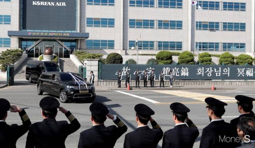미국 LA에서 숙환과 폐질환으로 향년 70세를 일기로 별세한 조양호 한진그룹 회장의 발인식이 엄수된 지난 16일 운구차량이 강서구 대한항공 본사를 지나 장지로 향하고 있다. /사진=임한별 기자
