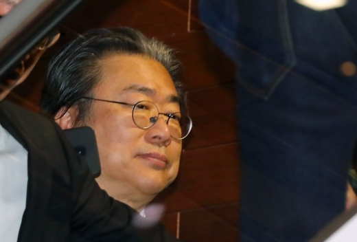 고 조양호 한진그룹 회장의 동생 조정호 메리츠금융지주 회장이 지난 13일 오후 서울 서대문구 연세세브란스병원 장례식장에 마련된 빈소를 조문한 뒤 장례식장을 나서고 있다. /사진=뉴시스
