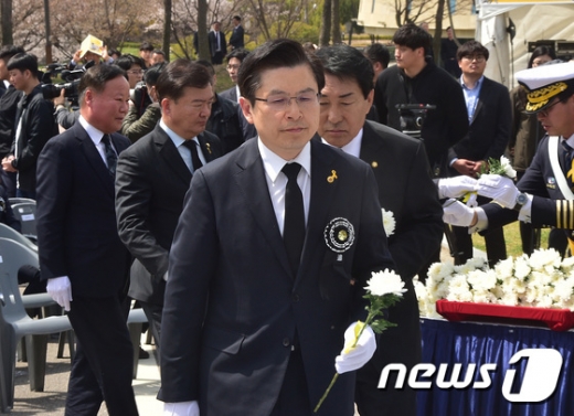 황교안 자유한국당 대표가 16일 오전 인천시 부평구 인천가족공원 세월호 일반인 희생자 추모관 앞에서 열린 세월호 일반인 희생자 5주기 추모식에서 헌화를 하고 있다. /사진=뉴스1