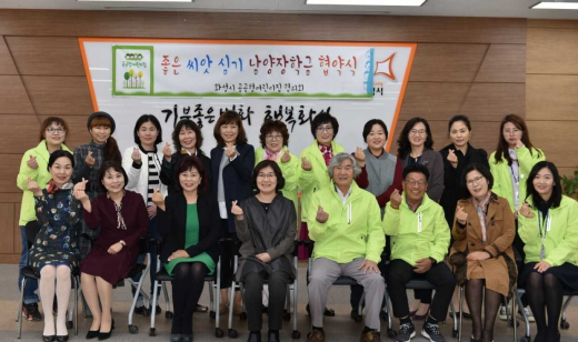 ▲ ‘좋은씨앗심기 남양장학금’ 업무협약식 모습(맨앞 왼쪽 세번째부터 안영준 화성시 공공형어린이집 협의회 대표, 홍노미 남양읍장, 이동우 남양읍 지역사회보장협의체 민간위원장). / 사진제공=화성시