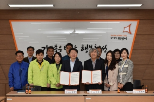 ‘우리동네 복지남양’ 업무협약식 모습(맨앞 왼쪽 네번째부터 김영익 화성시 공공형어린이집 협의회 대표, 홍노미 남양읍장, 이동우 남양읍 지역사회보장협의체 민간위원장). / 샂니제공=화성시