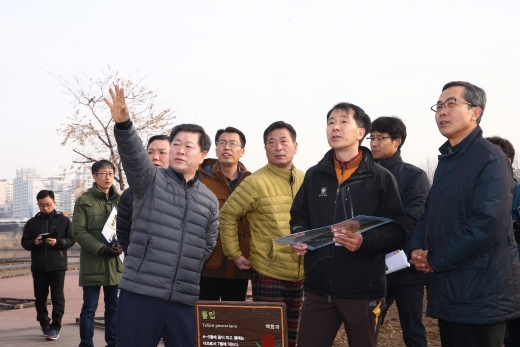 박승원 광명시장은 지난 2월23일 안양천을 방문해 현장을 확인하고 안양천 환경개선사업 추진방향을 정했다. / 사진제공=광명시