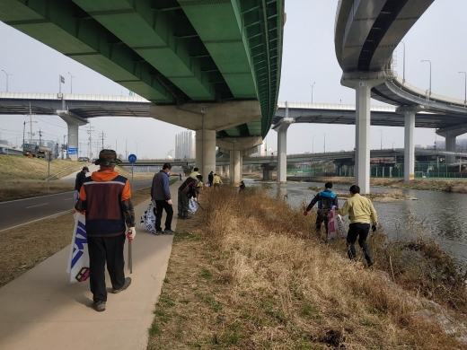 광명시는 새봄맞이 하천정화활동을 실시했다. / 사진제공=광명시