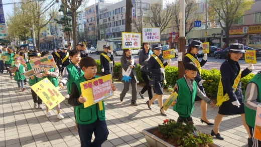 16일 부평구는 산곡북초등학교 통학로에서 ‘2019년 교통사고 줄이기 민·관 공동 캠페인’을 실시했다. / 사진제공=부평구청