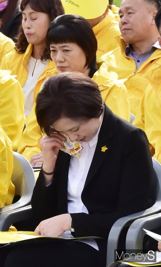 [머니S포토] 4.16 5주기 기억식, 눈물 훔치는 유은혜 부총리