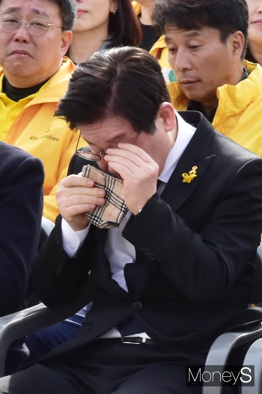 [머니S포토] 세월호 참사 5주기, 눈물 훔치는 이재명 경기도지사
