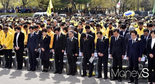 [머니S포토] 황교안 대표 제외한 정부·지자체·여야 정당 대표 참석