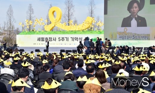 [머니S포토] 4.16 참사 관련 입 뗀 유은혜