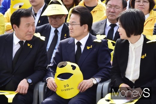 [머니S포토] 5주기 맞이한 4.16 참사, 의견 나누는 야당 대표들