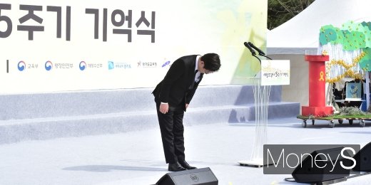 [머니S포토] 고개숙여 인사하는 이재명 경기지사