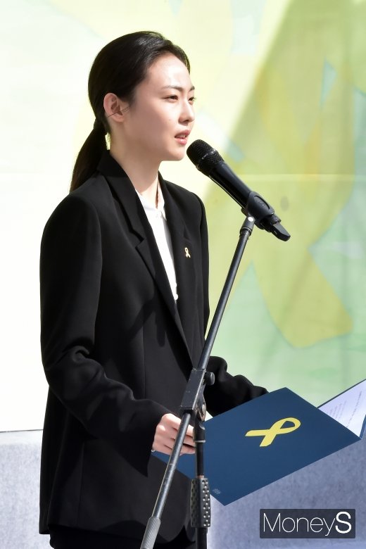 [머니S포토] 추도시 낭송하는 배우 전소니