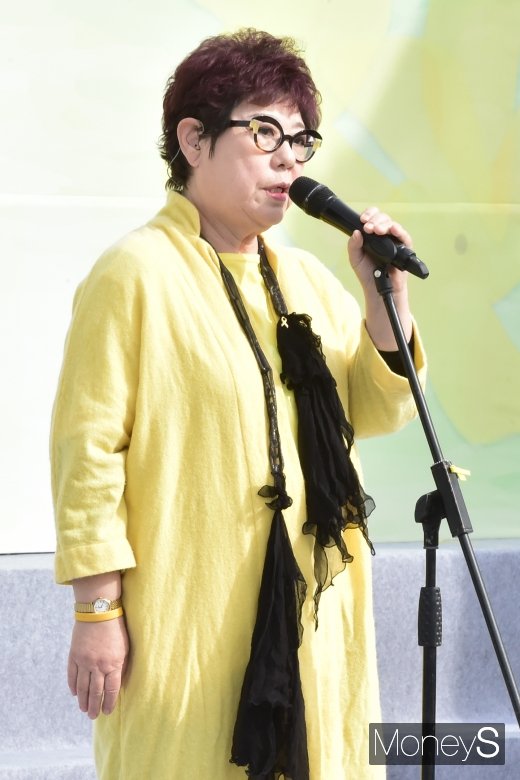 [머니S포토] 4.16 5주기, 공연하는 양희은