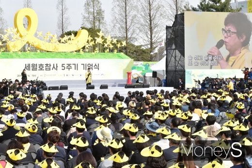 [머니S포토] 4.16 참사 5주기, 안산 시민들 앞에 선 양희은