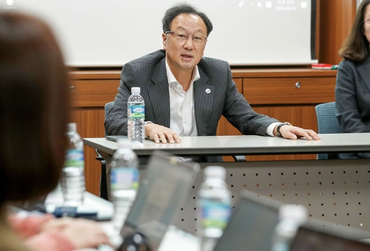 지난 11일 오후 서울 종로구 버텍스코리아 비즈니스센터에서 진행된 인보사 유전자 치료제 관련 기자간담회에서 이우석 코오롱생명과학 사장이 취재진과 질의응답을 하고 있다. /사진=머니투데이 김휘선 기자
